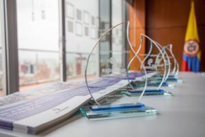 Reconocimiento a CAPAZ en Entrega-de-informe-ASOMUNEP en la JEP con Instituto CAPAZ y FESCOL